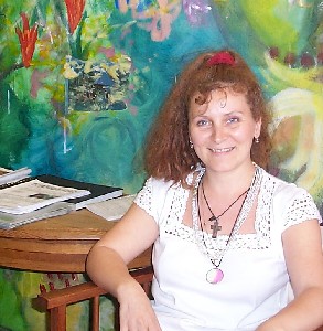 Mariella_Brandusa portrait in front of the wall painting The Gft